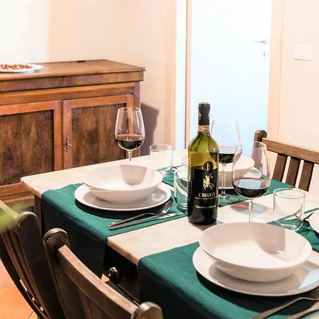 Apartman Hostly - La Pera - 2 Bedrooms, Full Center